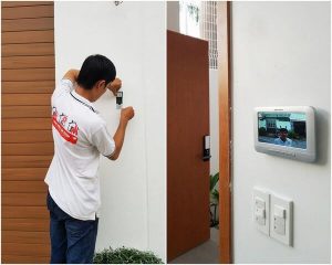 Nhân viên Ngôi nhà an toàn lắp camera chuông cửa màn hình Hikvision cho khách hàng