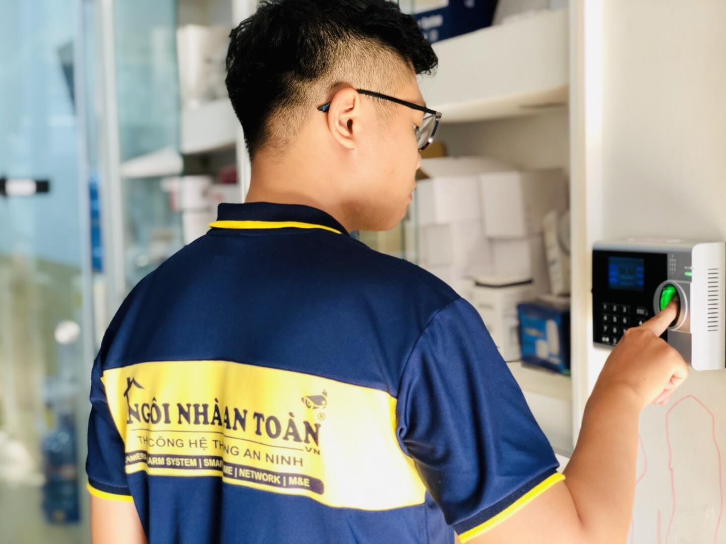lắp đặt máy chấm công kiểm soát ra vào